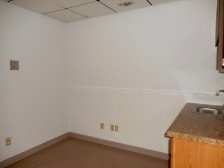 More Photos Of 905 N Macomb St, Monroe Medical For Lease