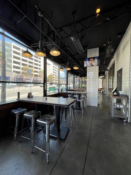 More Photos Of 15300 Ventura Blvd, Sherman Oaks Office For Lease