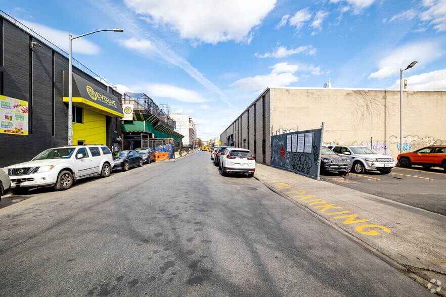 More Photos Of 16-70 Weirfield St, Ridgewood Warehouse For Lease