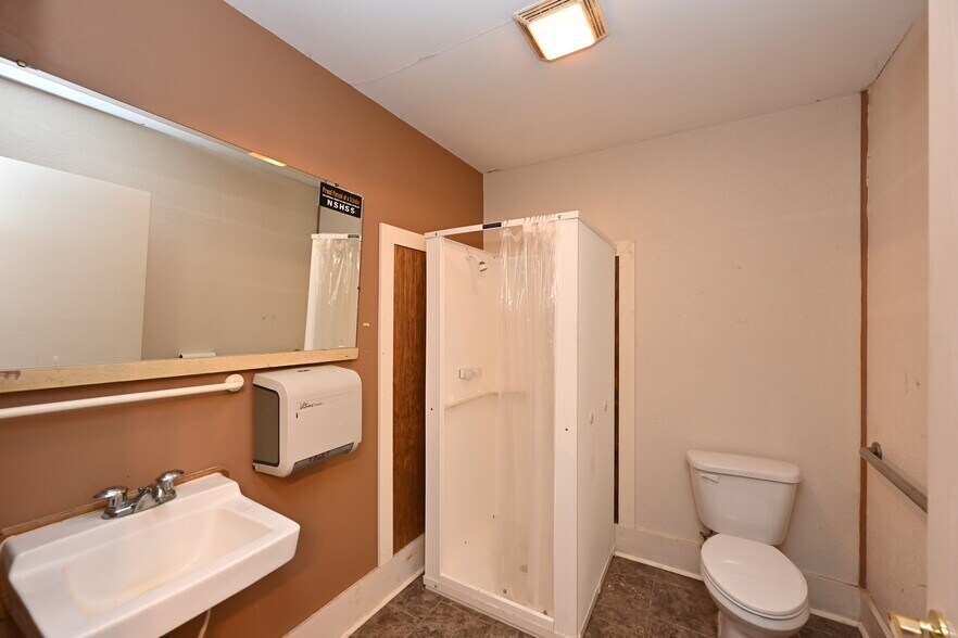 More Photos Of 111 N Market St, Winamac Showroom For Sale