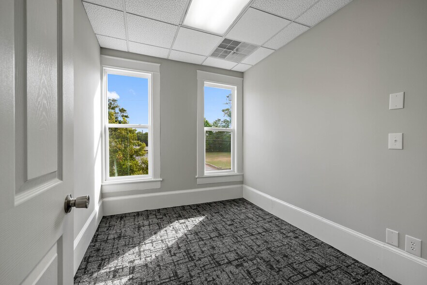 More Photos Of 504 W Broad St, Dunn Office For Sale