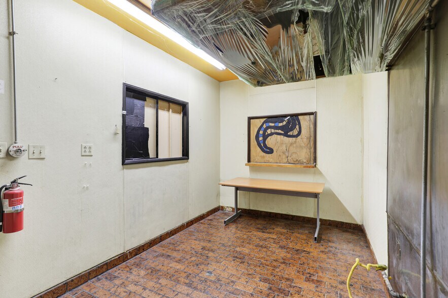 More Photos Of 1862 Santa Fe Ave, Long Beach Storefront For Lease