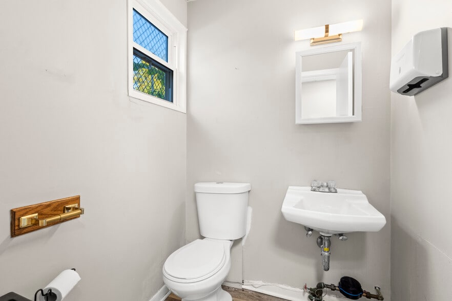 More Photos Of 404 Smithfield Ave, Pawtucket Office For Sale