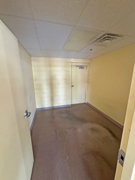More Photos Of 3013 W Shore Dr, Holland Storefront For Lease