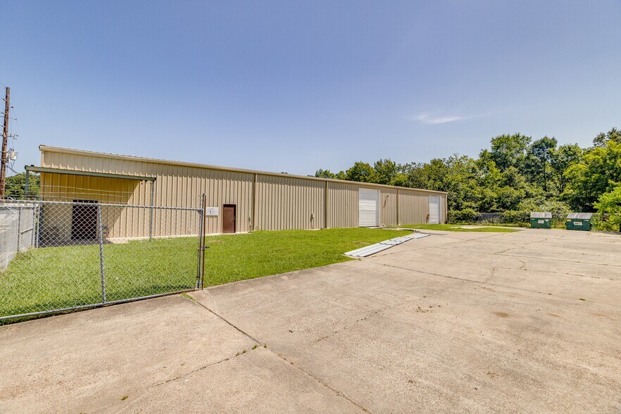 More Photos Of 1933 Winnsboro Rd, Monroe Distribution For Sale