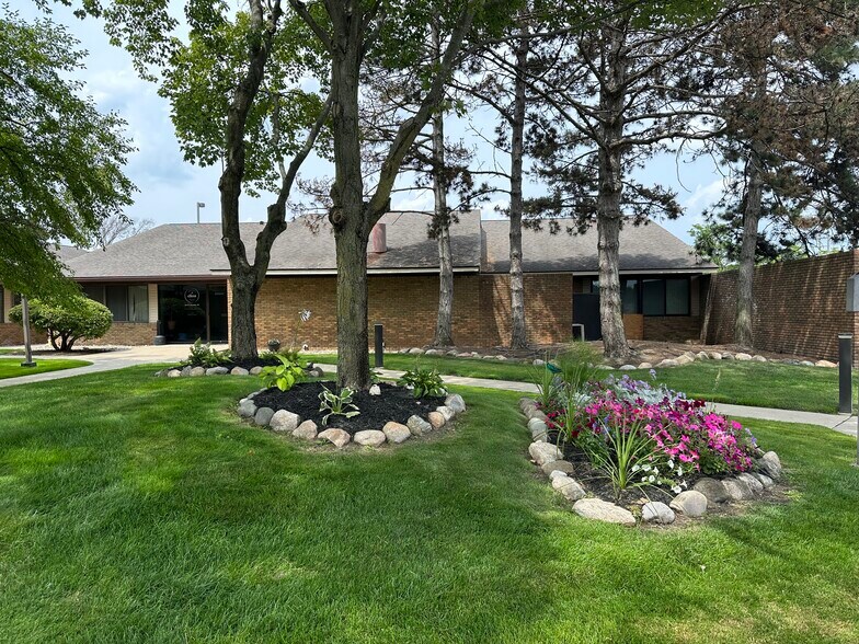 Primary Photo Of 28525-28545 Orchard Lake Rd, Farmington Hills Office For Sale