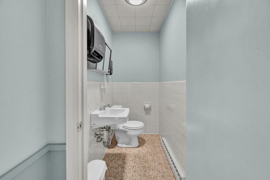More Photos Of 172 Mount Pleasant Rd, Newtown Medical For Lease