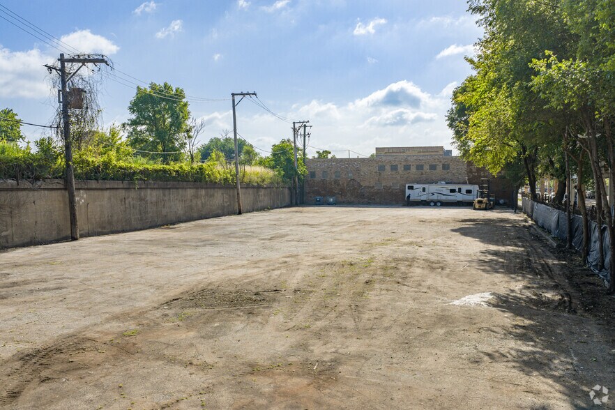 More Photos Of 5144 W Lake St, Chicago Land For Lease