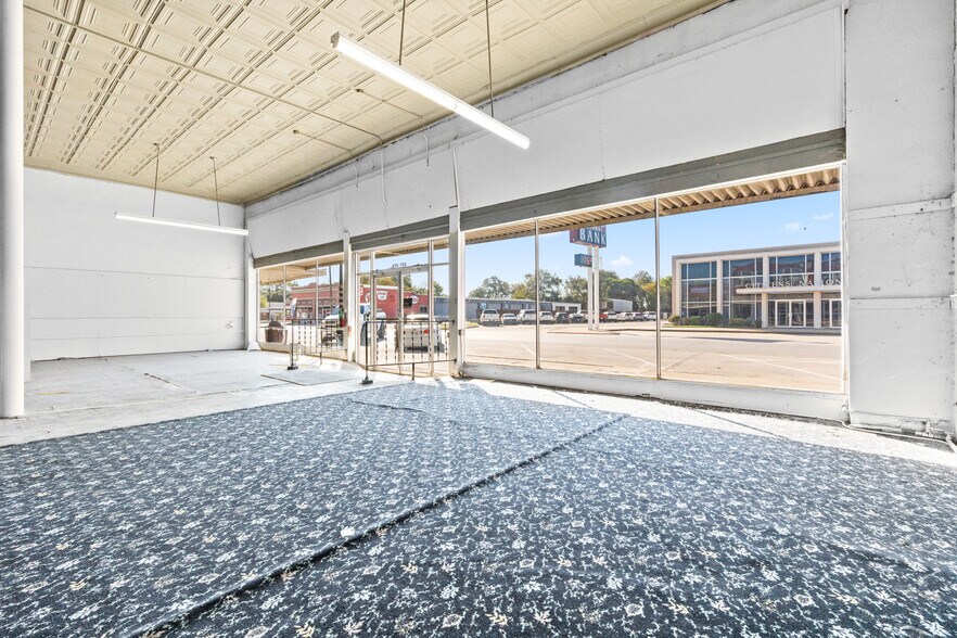 More Photos Of 207 E Elm St, Hillsboro Storefront Retail Residential For Sale