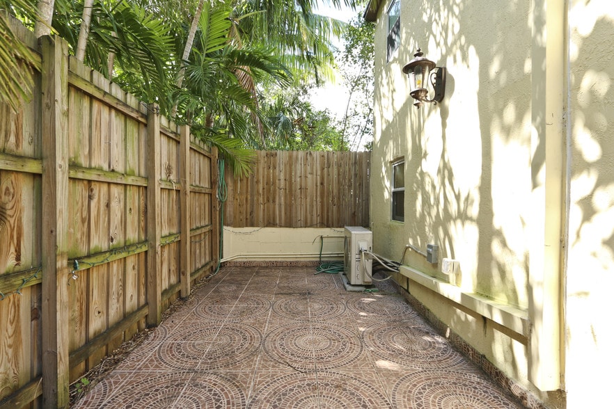 More Photos Of 2630 Natoma St, Coconut Grove Apartments For Sale