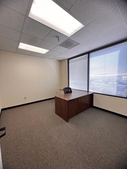 More Photos Of 7201-7203 Pinemont Dr, Houston Flex For Lease