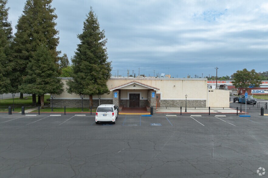 More Photos Of 425 30th St, Bakersfield Lodge Meeting Hall For Sale