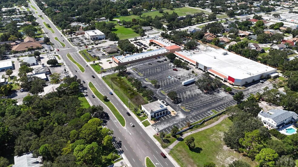 More Photos Of 12975-12999 Park Blvd N, Seminole Supermarket For Lease