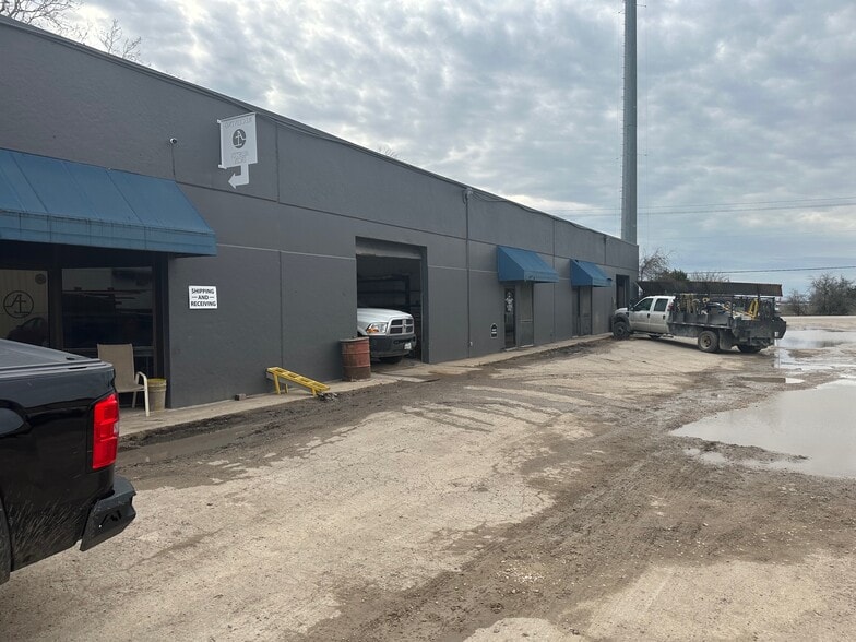 More Photos Of 9606 Old Manor Rd, Austin Warehouse For Sale