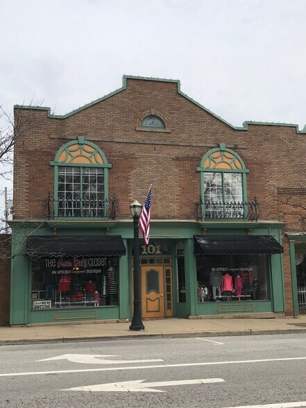 More Photos Of 101 Public Sq, Medina Storefront For Lease