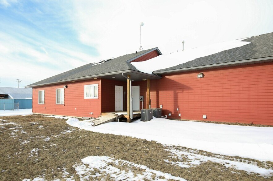 More Photos Of 5209 49A Ave, Bentley Office For Sale