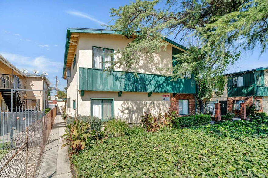 More Photos Of 15915-15919 Sherman Way, Van Nuys Apartments For Sale