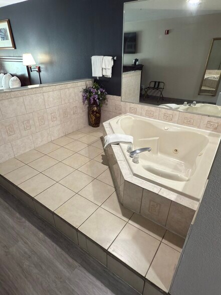 More Photos Of 135 The Lakes Blvd, Kingsland Hotel For Sale