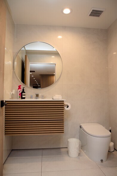 More Photos Of 648 N St. Andrews Pl, Los Angeles Loft Creative Space For Sale