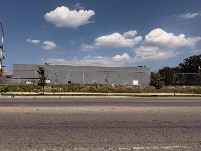 More Photos Of 4500 W Chicago Ave, Chicago Manufacturing For Lease