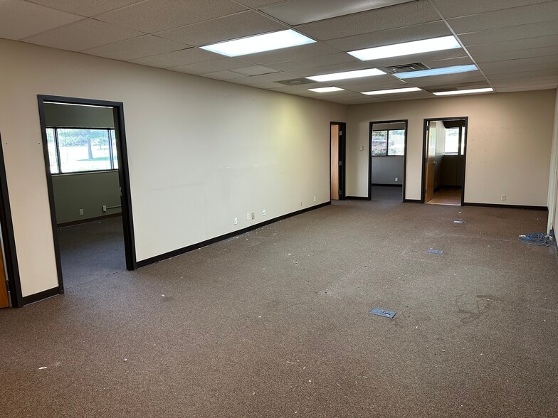 More Photos Of 5450 Wansford Way, Rockford Office For Sale