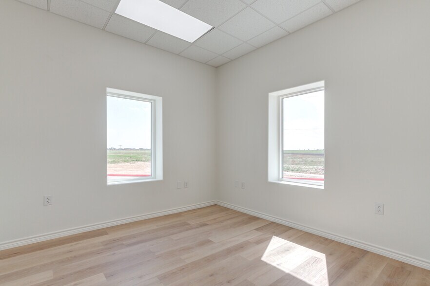 More Photos Of 9014 County Road 6820, Lubbock Distribution For Lease