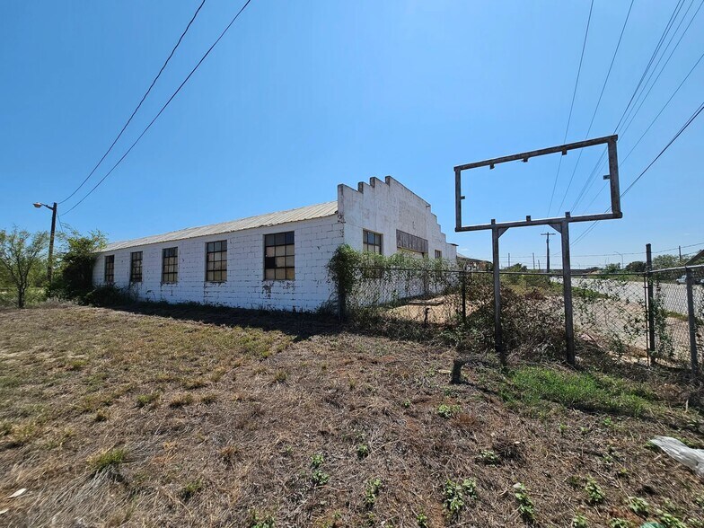 More Photos Of 3535 Pine St, Abilene Warehouse For Sale