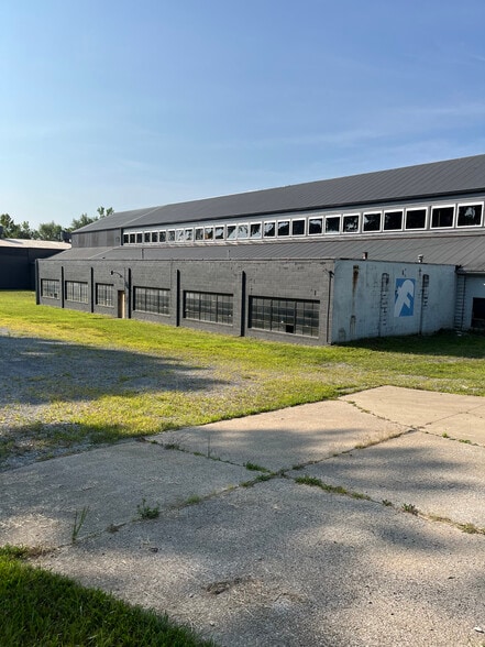 More Photos Of 800 N Water Ave, Sharon Service For Lease