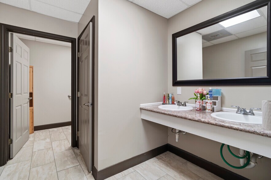 More Photos Of 8945 S Fry Rd, Katy Unknown For Lease