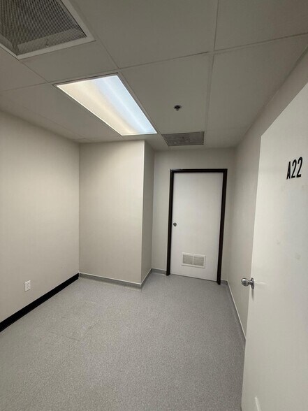 More Photos Of 7979-7989 Vickers St, San Diego Flex For Lease