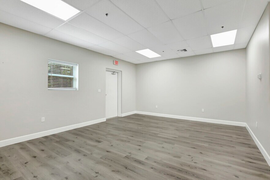 More Photos Of 3801-3815 Oleander Ave, Fort Pierce Warehouse For Lease