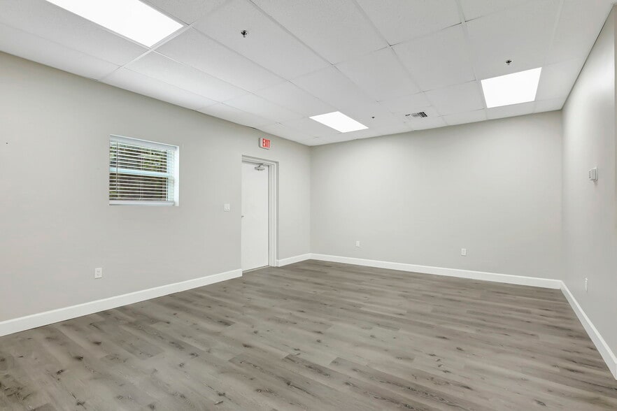 More Photos Of 3801-3815 Oleander Ave, Fort Pierce Warehouse For Lease