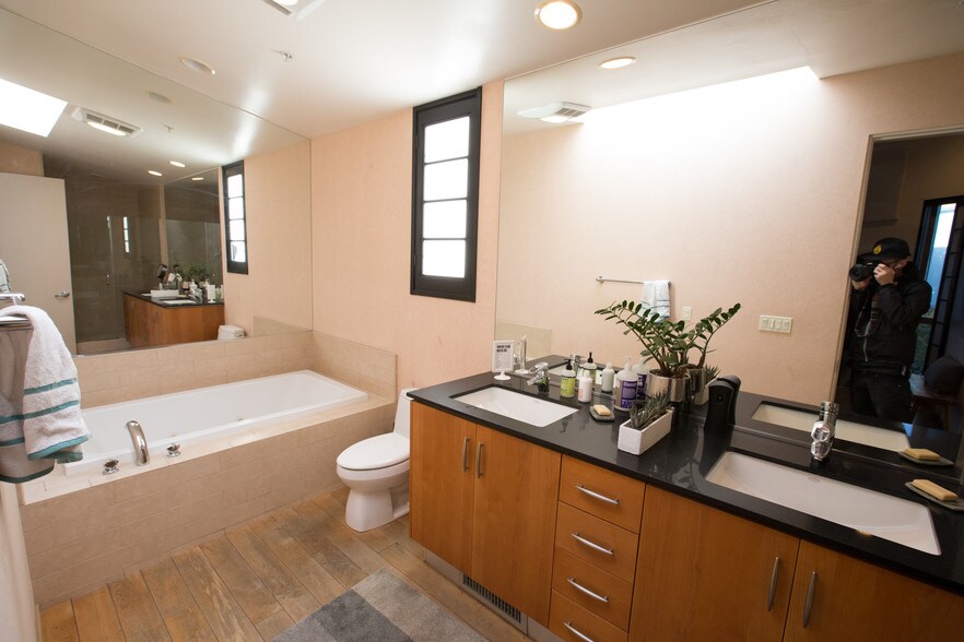 More Photos Of 2100 Abbot Kinney Blvd, Venice Office For Lease