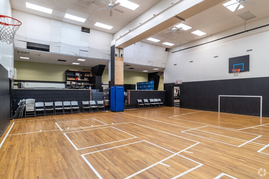 More Photos Of 8 Cornwall Ct, East Brunswick Freestanding For Lease