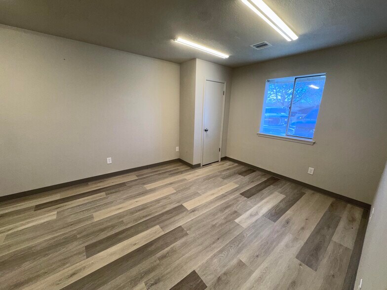 More Photos Of 400 E Jackson St, Broken Arrow Warehouse For Lease