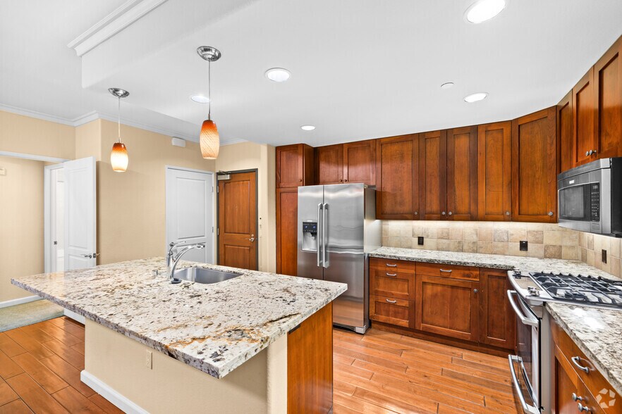 More Photos Of 16110 Ventura Blvd, Encino Apartments For Lease