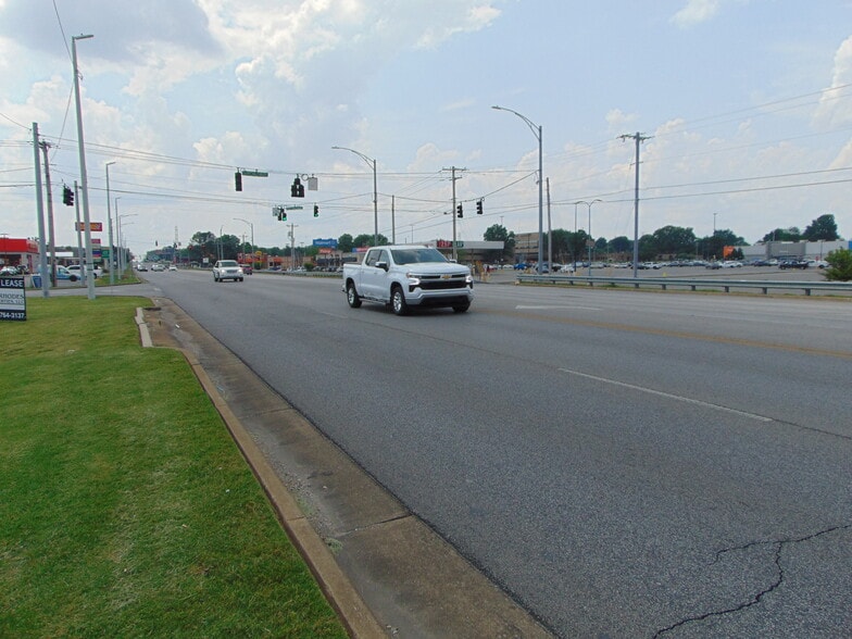 More Photos Of 400 Avalon Ave, Muscle Shoals Restaurant For Sale
