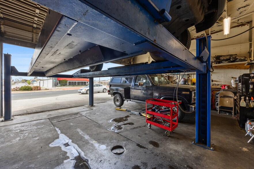 More Photos Of 2000 Union Ave, Bakersfield Auto Repair For Sale