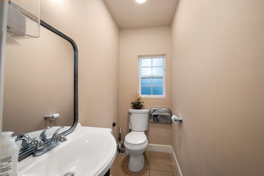More Photos Of 607 N Anaheim Blvd, Anaheim Office For Sale