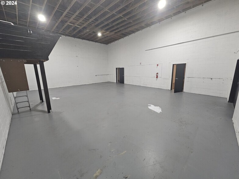 More Photos Of 5833 NE Portland Hwy, Portland Flex For Sale
