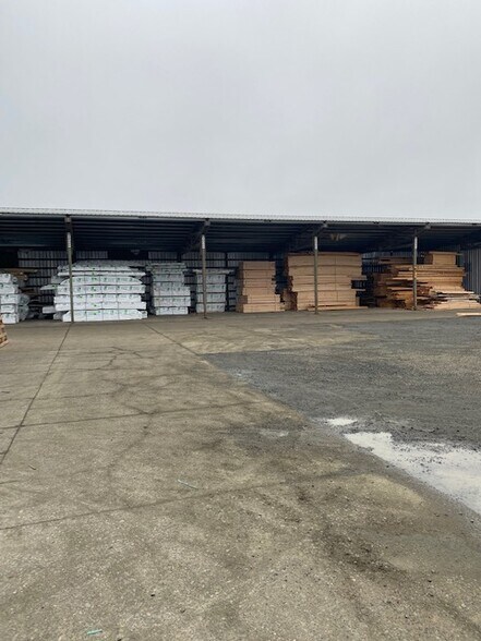 More Photos Of 1415 SE Holman Ave, Dallas Warehouse For Sale