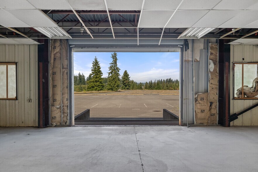 More Photos Of 51 Tower Blvd, Elma Flex For Lease