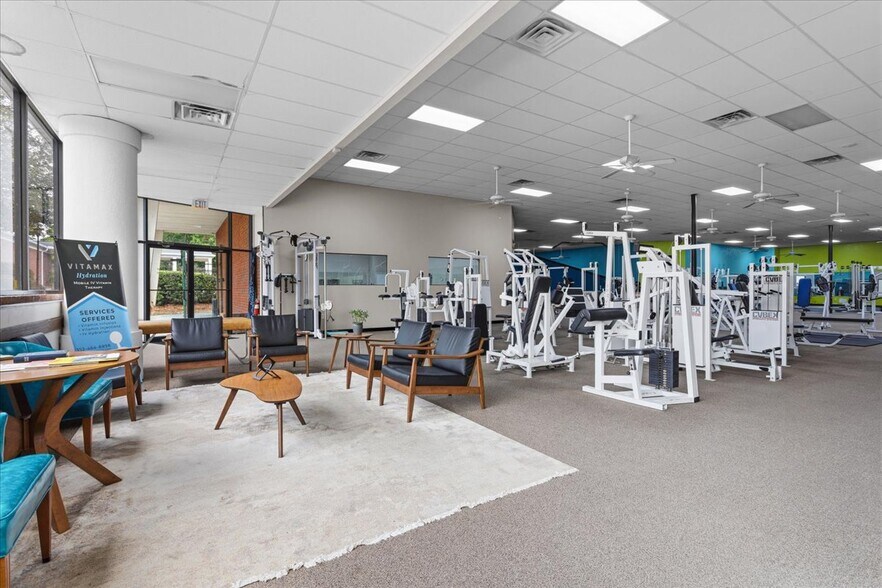 More Photos Of 15043 Main St, Alachua Showroom For Sale