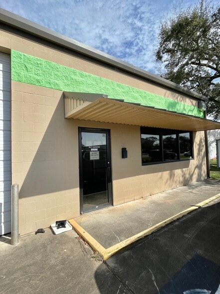 More Photos Of 500 E Plantation Dr, Clute Warehouse For Sale