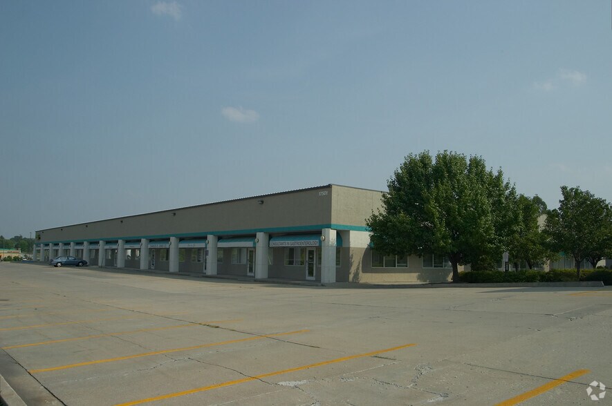 More Photos Of 17331 E 40 Hwy, Independence Light Distribution For Lease