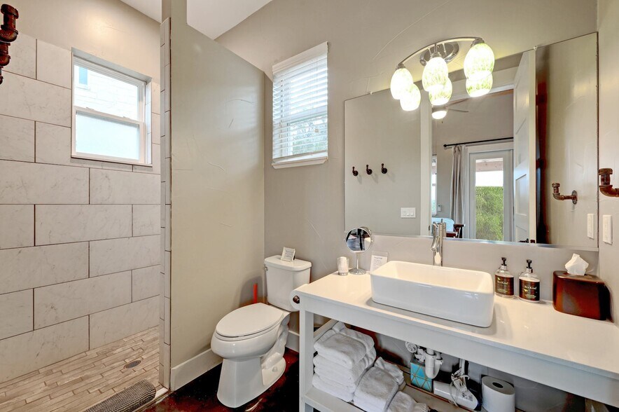 More Photos Of 7400 McGregor Ln, Dripping Springs Hotel For Sale