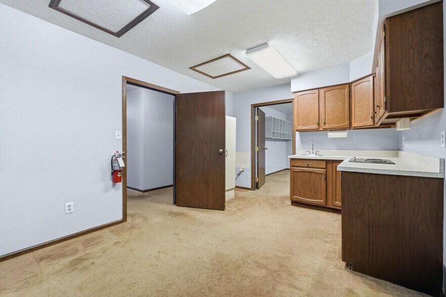 More Photos Of 3201 E Center St, Warsaw Office For Sale