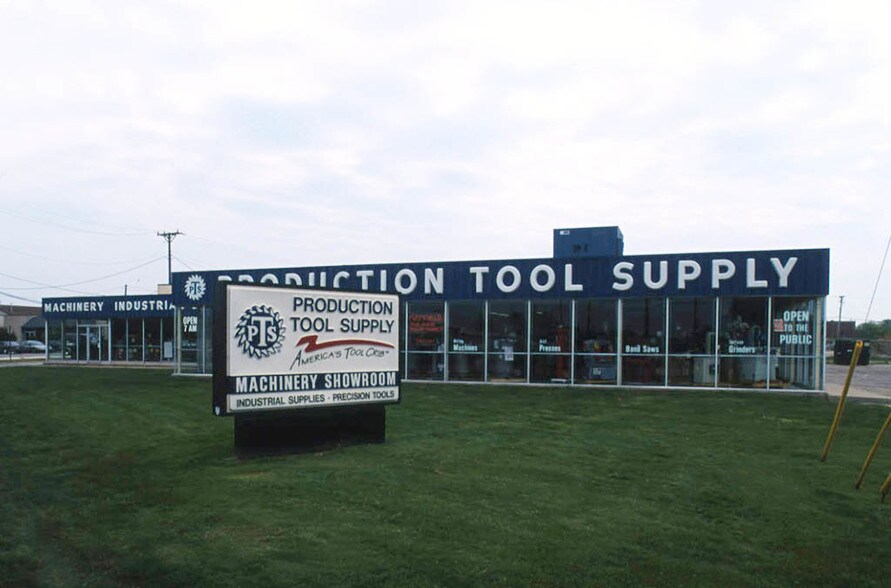 More Photos Of 29710 Groesbeck Hwy, Roseville Warehouse For Lease