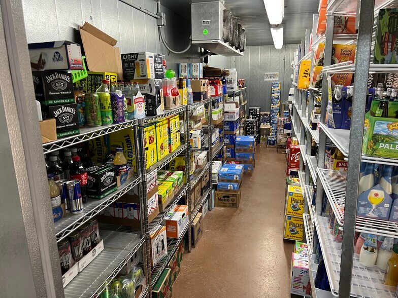 More Photos Of 1061 Cypress St, Roscoe Storefront For Sale
