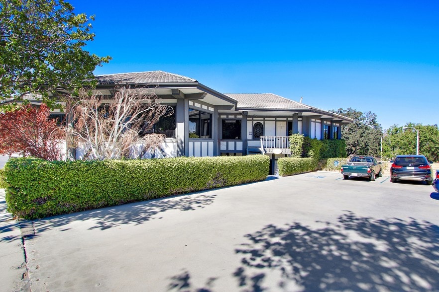 More Photos Of 23030 Lyons Ave, Santa Clarita Medical For Lease